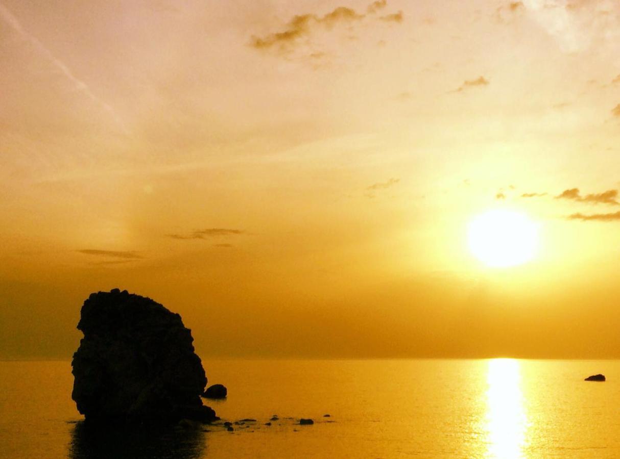 Oda ve Kahvaltı A Due Passi Dal Mare *